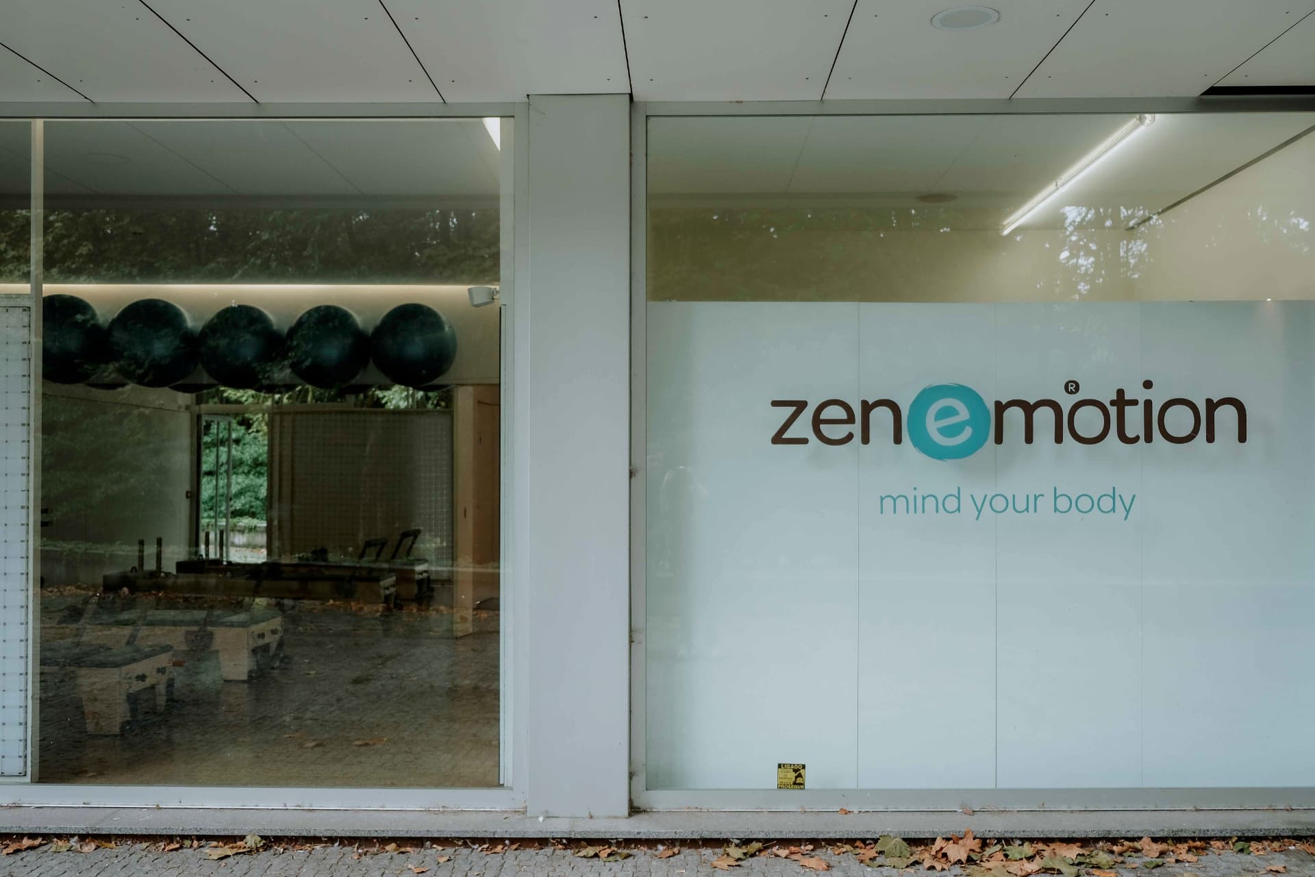 Entrada do estúdio zenemotion® na Avenida do Parque, com o logotipo na fachada