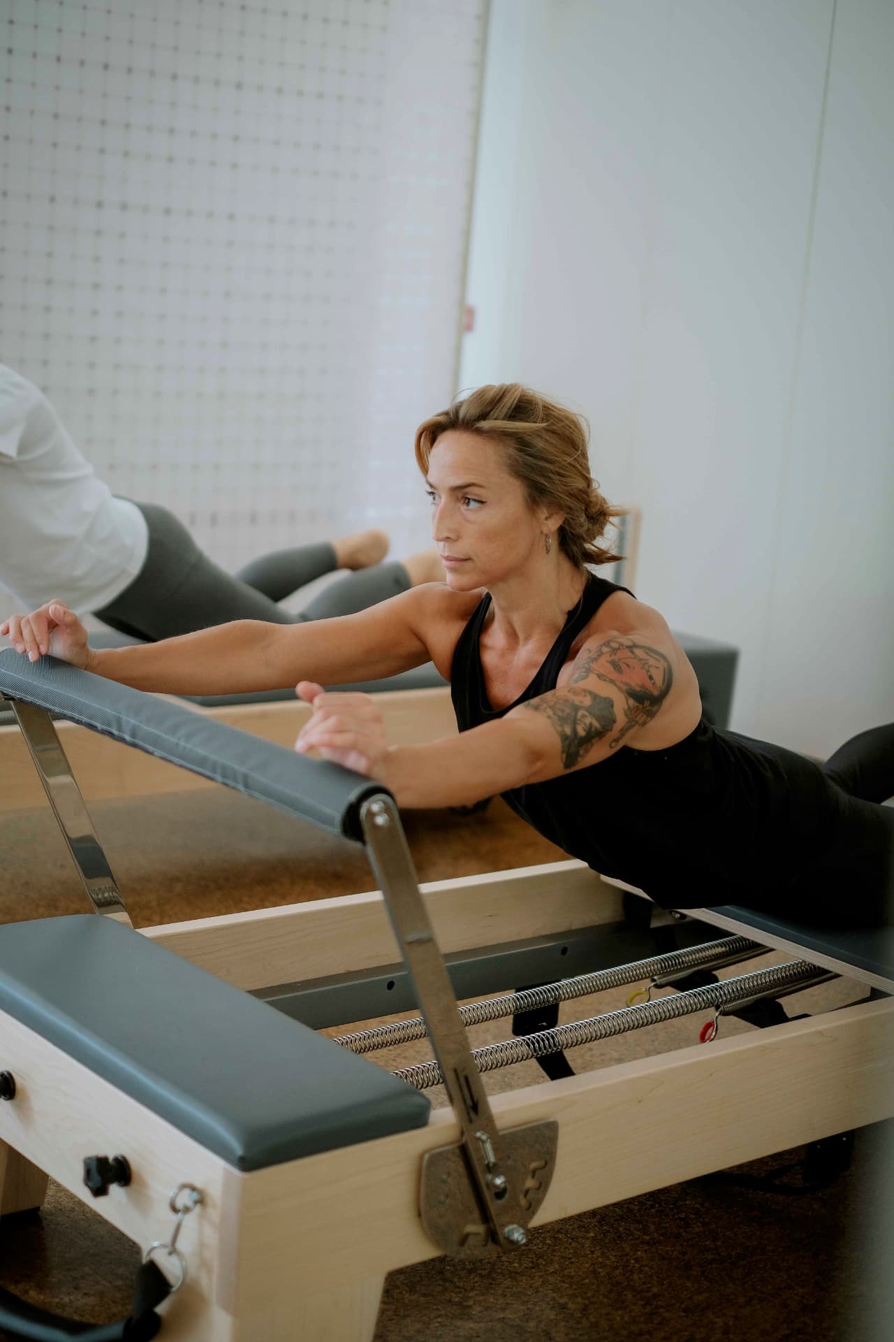 Aluna em prancha inclinada com tracção das molas no Reformer
