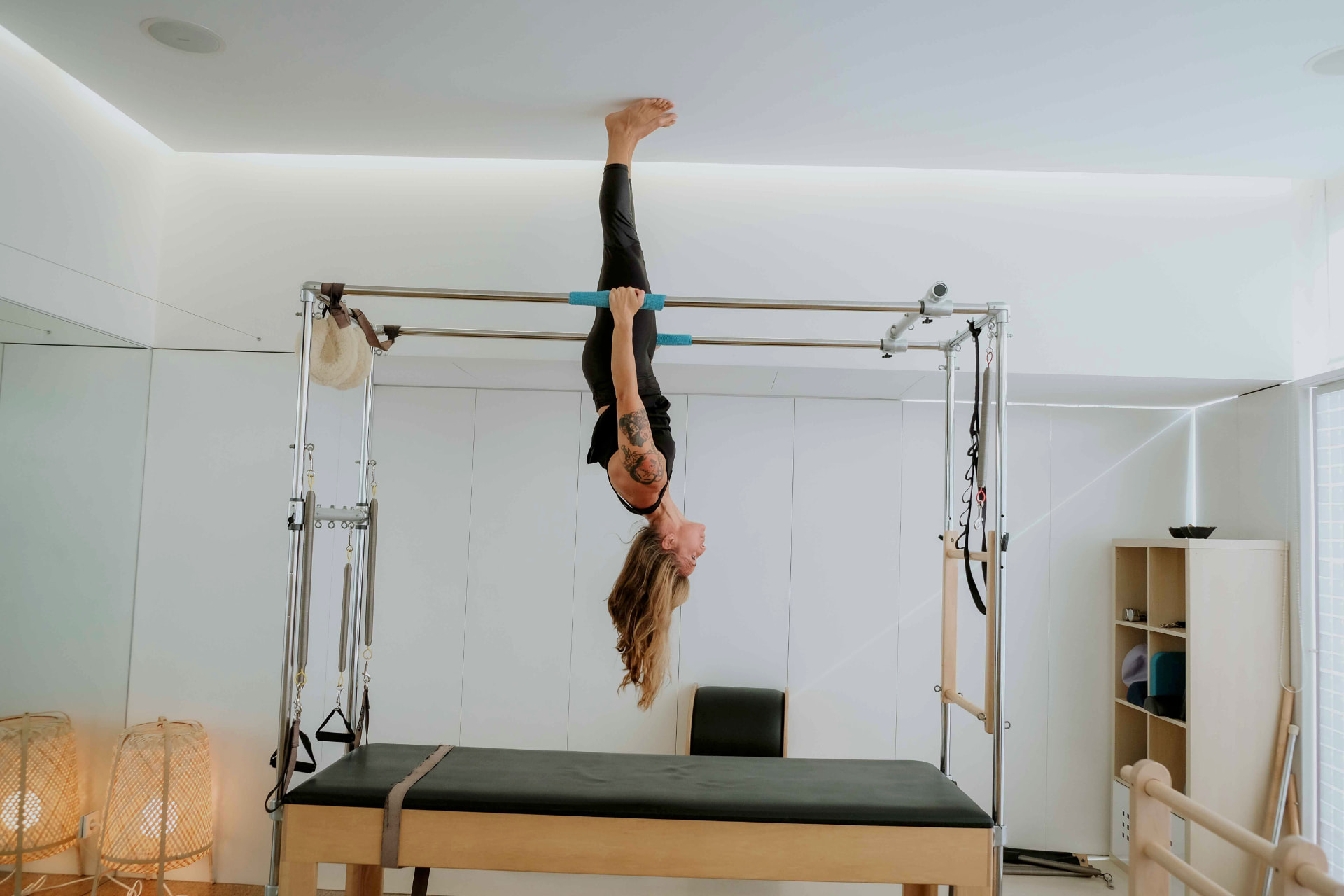 Exercício invertido no Cadillac, com as pernas em extensão