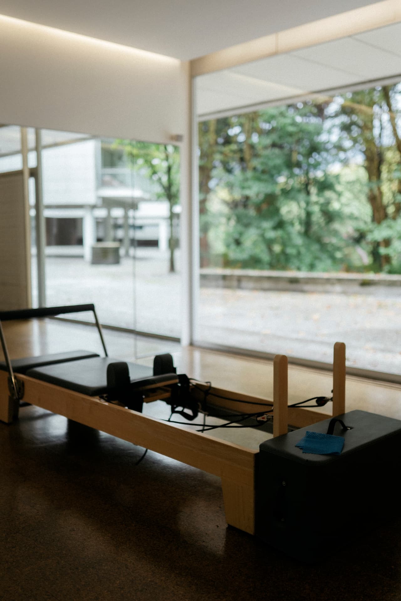 Reformer junto à janela, com luz natural e vista para o parque